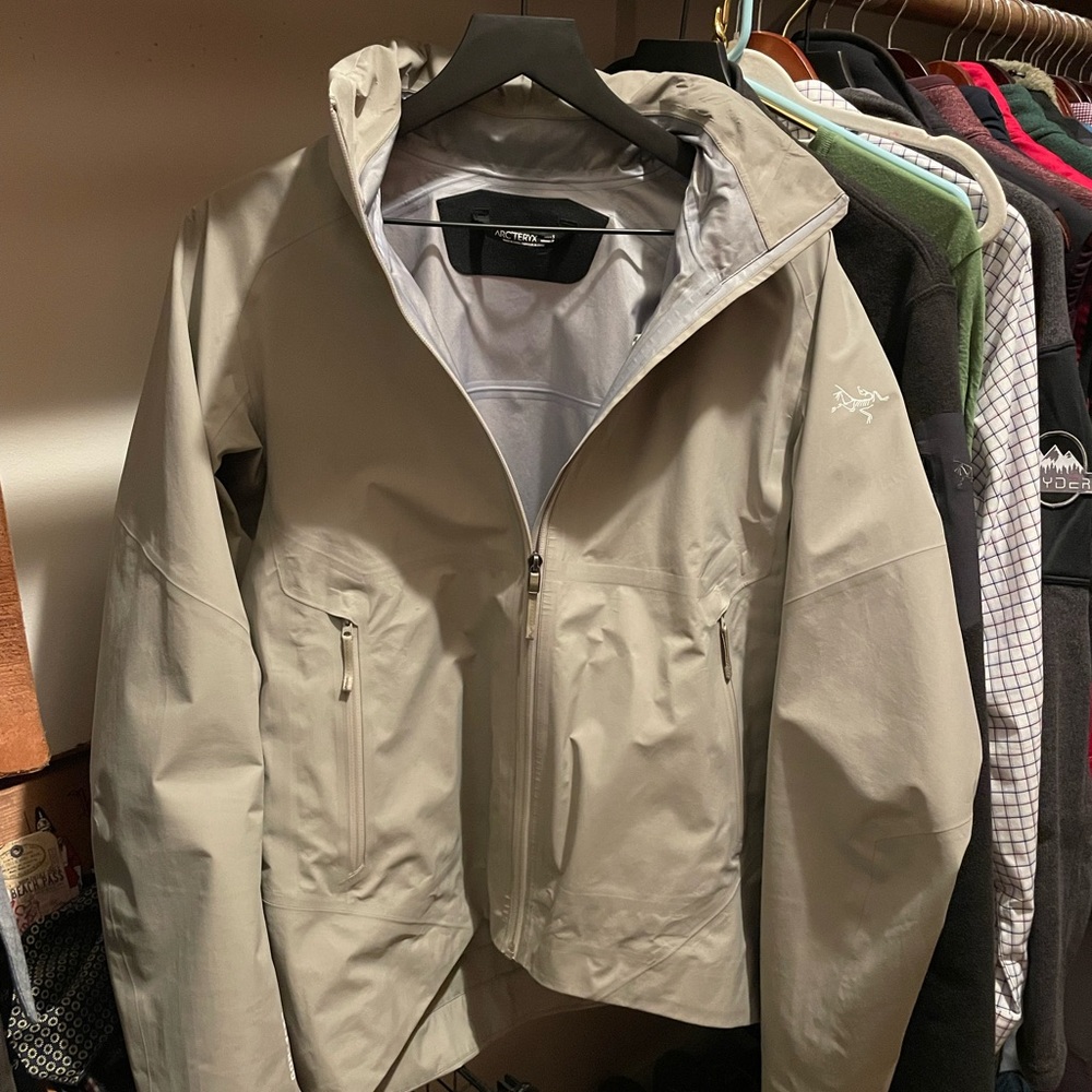 ARC'TERYX Men’s GORE TEX® Shell Jacket